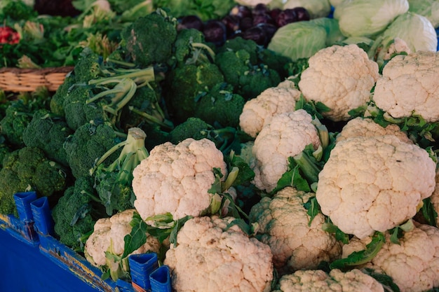 Blumenkohlverkauf auf dem traditionellen türkischen Bauernmarkt, eine Theke voller frischer Früchte