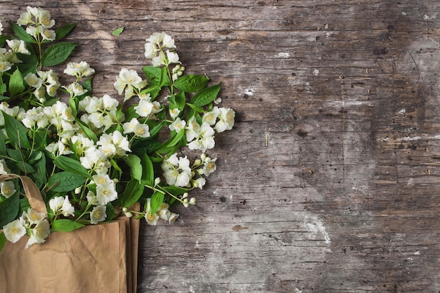 Blumenkomposition für Valentinstag, Muttertag oder Frauentag. Jasmin Frühlingsblumen auf altem Holz