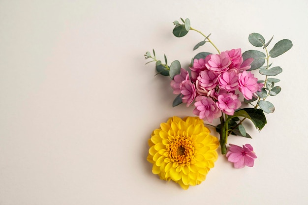 Blumenkomposition Grußkarte Mockup Rosa und gelbe Blumen mit Kopierraum Hydrangea Dahlien und Eukalyptus