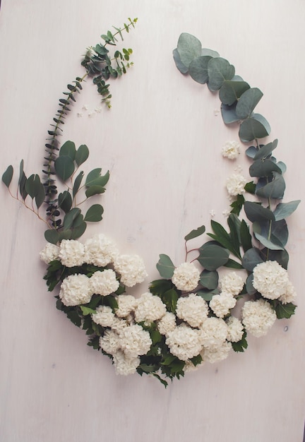 Foto blumenkomposition im rustikalen stil mit weißen frühlingsblumen