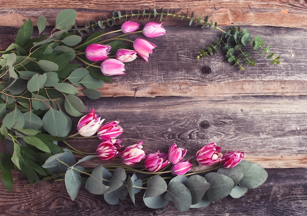 Foto blumenkomposition im rustikalen stil mit weißen frühlingsblumen