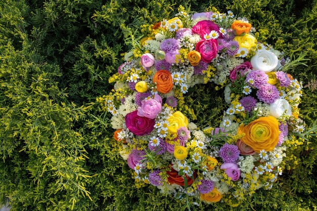 Foto blumenkrans auf grüner pflanze frischer wildblumen- und kräutergartenpark frühlingstag