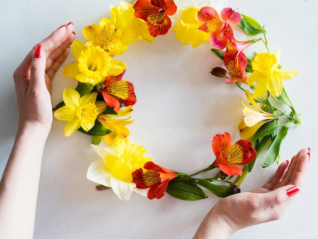 Blumenkranz auf weißem Hintergrund.