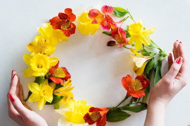 Blumenkranz auf weißem Hintergrund.