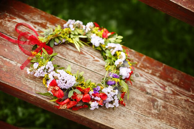 Blumenkranzdekoration auf Holz