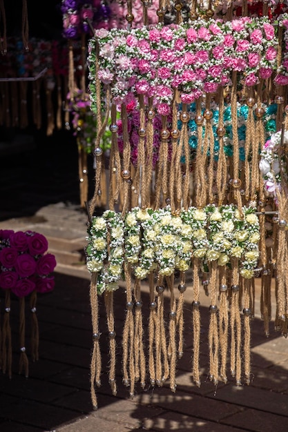 Blumenkunst aus künstlichen Blumen im Blick