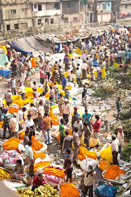 Blumenmarkt überfüllt mit Menschen, die verschiedene Blumen in der Nähe der Howrah Bridge in Kalkutta, Westbeng, verkaufen