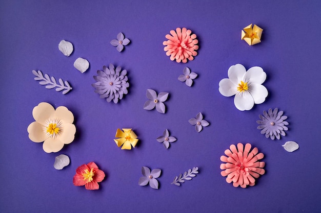 Blumenmuster flach auf trendigem violetten Hintergrund Papierkunst Handwerk sehr peri