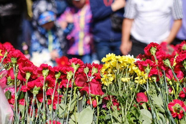 Foto blumenniederlegung am tag des sieges am 9. mai