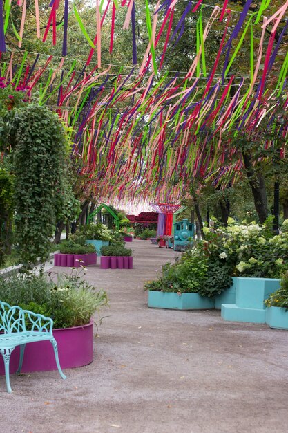 Blumenpark mit einer Bank Landschaftsgestaltung geschmückter Park in der Stadt