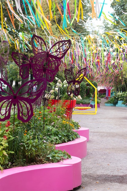 Blumenpark mit einer Bank Landschaftsgestaltung geschmückter Park in der Stadt