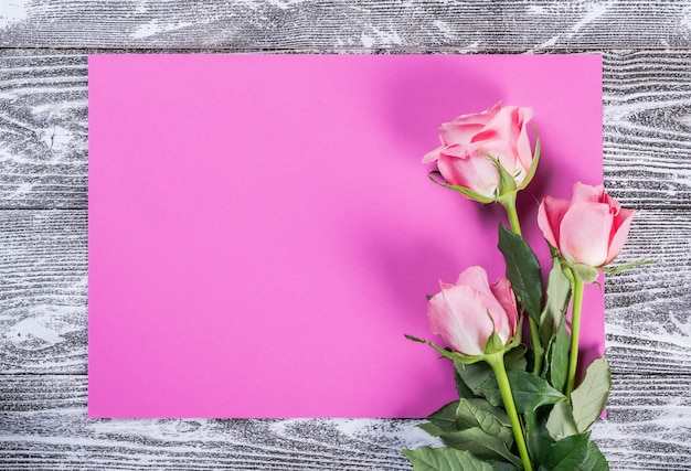 Blumenpostkarte mit Rosen, leeres Blatt Papier