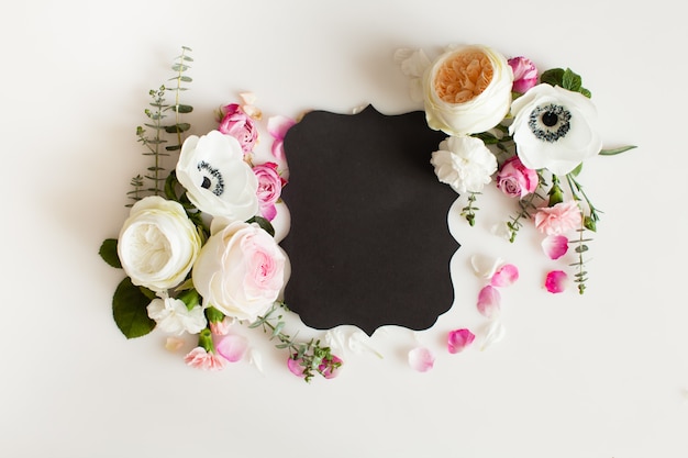 Blumenrunde Hochzeitsrahmen flach. Rosenblüten-Draufsicht mit Kopienraum