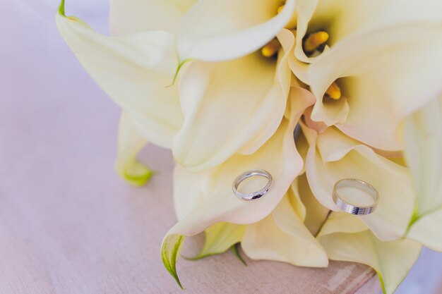 Blumensträuße auf dem boden vor einem blumenladen mit lilien, sonnenblumen, nelken, statizen und vielem mehr.