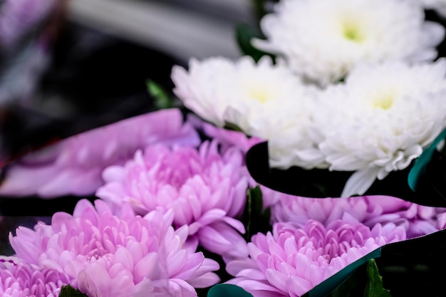 Foto blumensträuße mit bunten chrysanthemen zum verkauf im laden. nahaufnahme. selektiver fokus