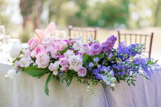 Blumensträuße mit frischen Blumen Dekoration des festlichen Tisches. Eine Open-Air-Party feiern. Dekor Details