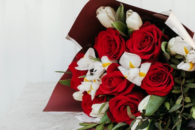 Blumensträuße verschiedener Blumen, rote Rosen und weiße.