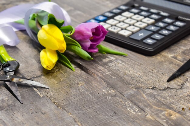 Blumenstrauß auf dem Tisch