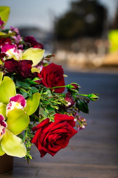 Blumenstrauß auf einem Holztisch