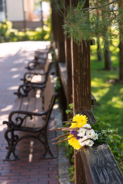 Blumenstrauß auf Holzzaun