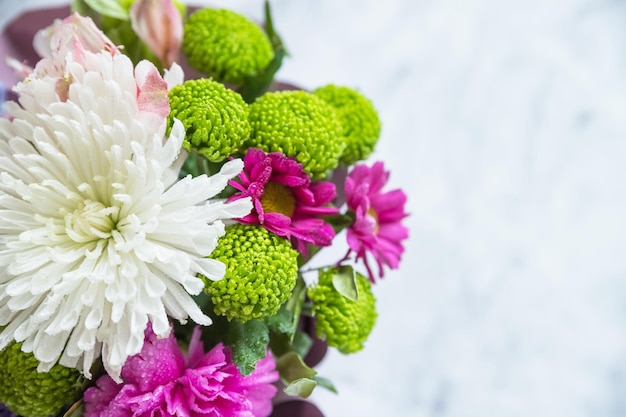 Blumenstrauß aus abwechslungsreichen Blumen Blumenstrauß aus bunten Chrysanthemen-Rosen und Gypsophila traditionelles Geschenk für