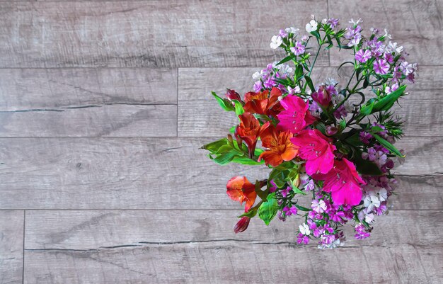 Blumenstrauß aus Alstroemeria, Alpenveilchen, auf kanadischem Eichenlaminat, Bildschirmschoner, Postkarte. defokussiert weich f