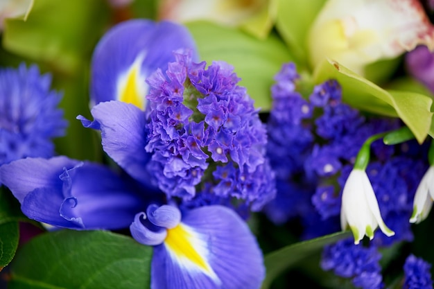 Blumenstrauß aus blauen Schwertlilien mit Salal und bemalter Weide