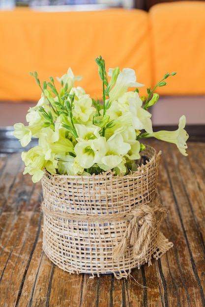 Blumenstrauß aus blühenden Sommerblumen in einer Vase