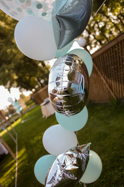Blumenstrauß aus bunten Luftballons. bunte Luftballons gefüllt mit Helium, im Sommer, Herbst, Frühlingspark. bunte Luftballons, blau, weiß, silber isoliert. Ballons in vielen Farben auf einem großen Haufen