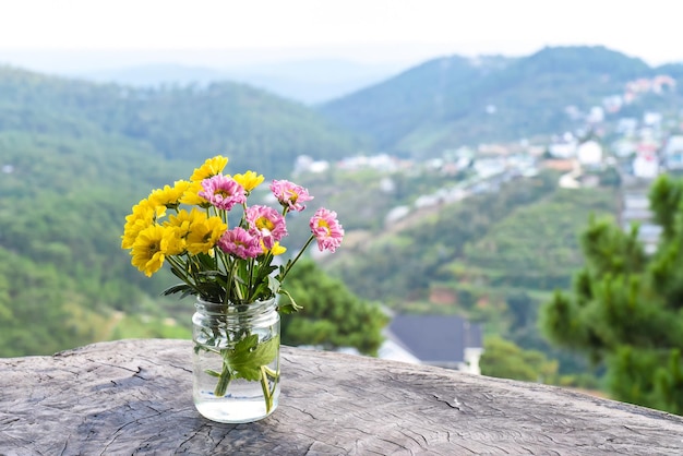 Blumenstrauß aus Chrysanthemen in einer Vase bei Sonnenuntergang vor dem Hintergrund der Berge Da Lat Vietna