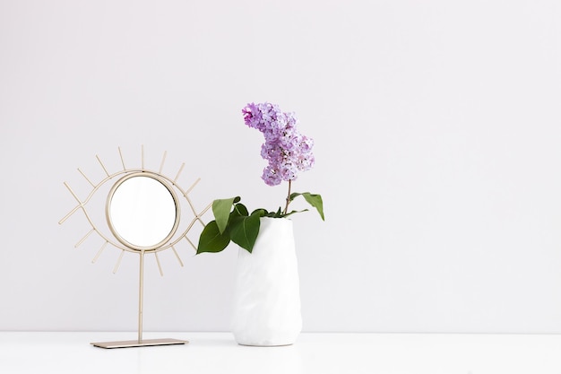 Blumenstrauß aus Flieder in einer Glasvase, isoliert auf weiss Zweig mit lila Blumen