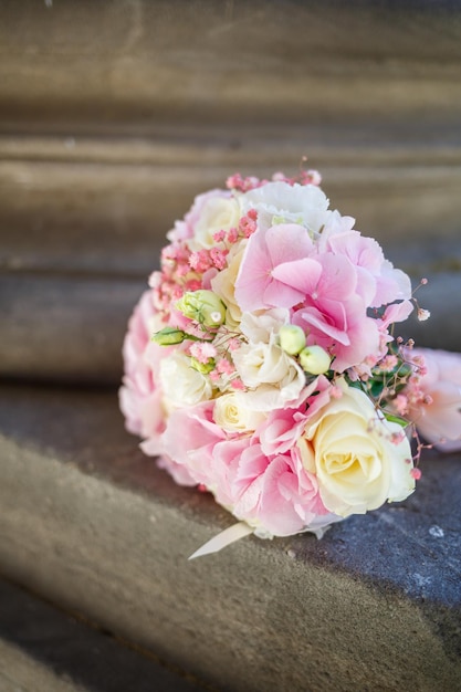 Blumenstrauß aus frischen hellen Blumen Urlaubsdekor Accessoires für die Braut am Hochzeitstag