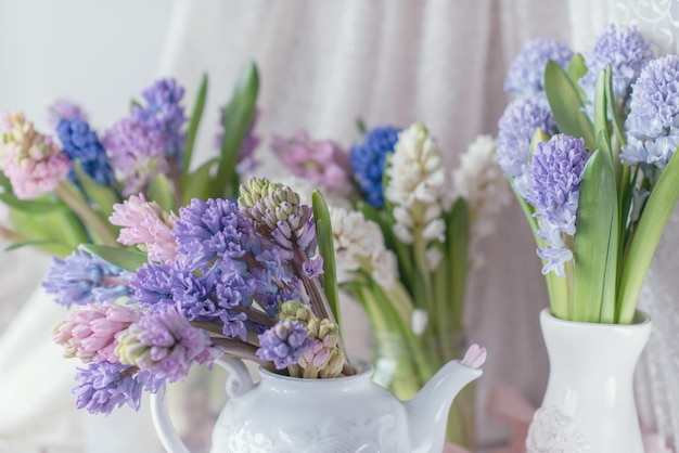 Blumenstrauß aus Frühlingsblumen, Hyazinthe in verschiedenen Farben, Frühlingsblüte