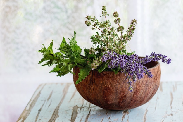 Blumenstrauß aus Gartenkräutern