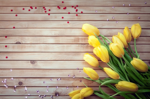 Blumenstrauß aus gelben Tulpen auf Holzhintergrund