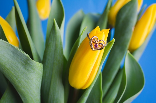 Blumenstrauß aus gelben Tulpen und Ehering