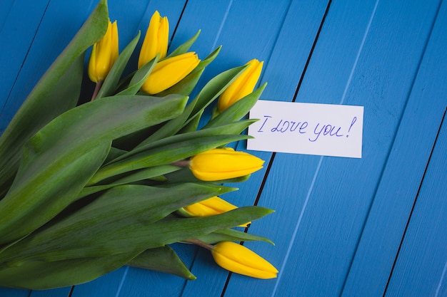 Blumenstrauß aus gelben Tulpen