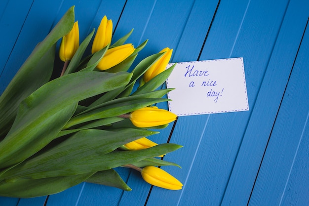 Blumenstrauß aus gelben Tulpen