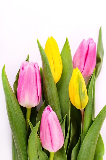 Blumenstrauß aus gelben und rosa Tulpen isoliert auf weißem Hintergrund mit Beschneidungspfad. Valentinstag und Muttertag Hintergrund. Ansicht von oben.