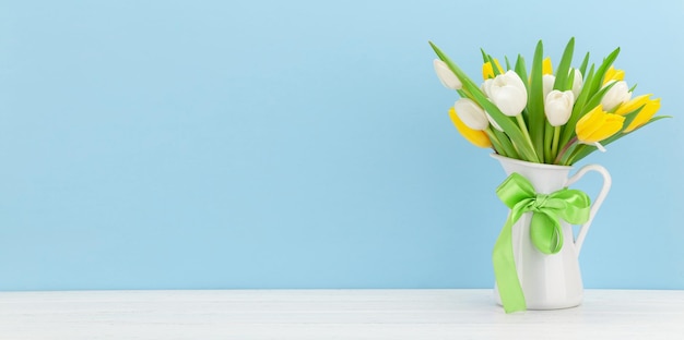 Blumenstrauß aus gelben und weißen Tulpenblumen