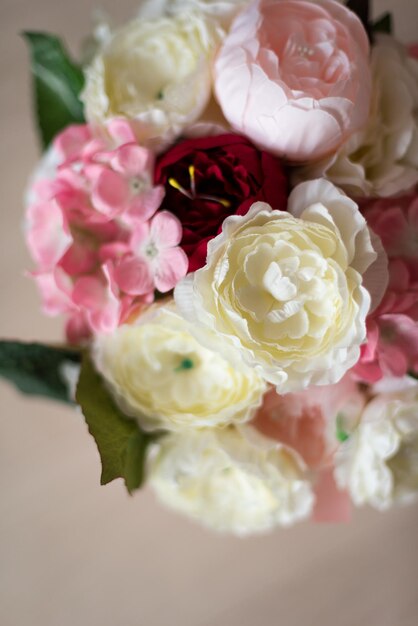 Blumenstrauß aus künstlichen Pfingstrosen Nahaufnahme Alle Schattierungen von Rosa