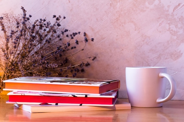 Blumenstrauß aus Lavendel Stapel Bücher Gläser eine Tasse auf dem Tisch Bildung Hobbys Platz kopieren