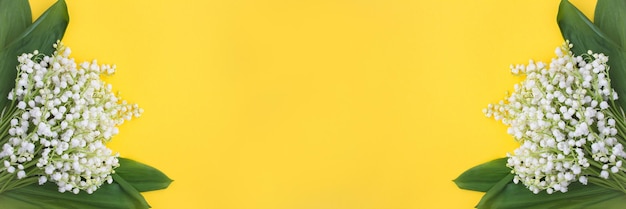 Foto blumenstrauß aus maiglöckchen auf gelbem hintergrund banner kopierbereich frühlingshintergrund