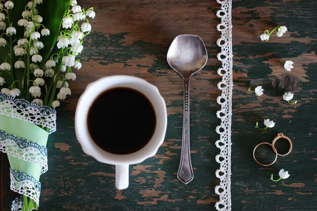 Blumenstrauß aus Maiglöckchen und Morgenkaffee