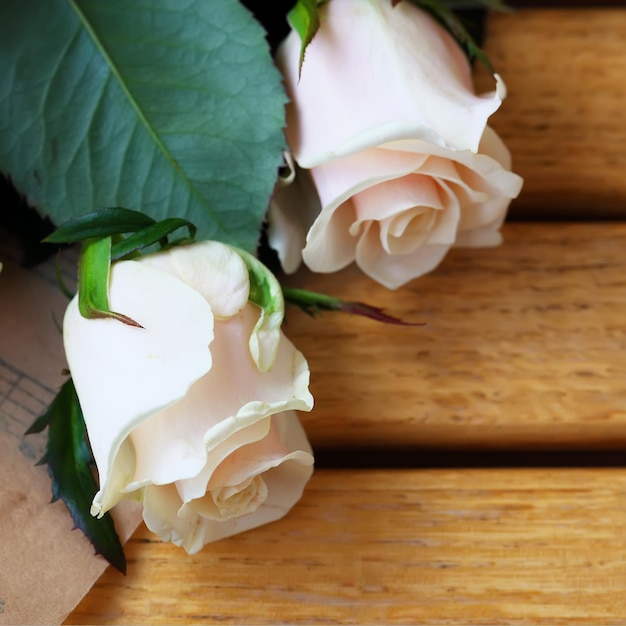 Blumenstrauß aus natürlichen Pastellrosen