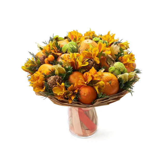 Blumenstrauß aus Orangen, Orangen, Mandarinen und Zapfen auf weißem Hintergrund