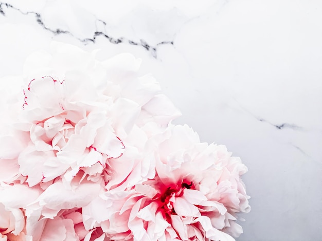 Blumenstrauß aus Pfingstrosen auf luxuriösem Marmorhintergrund, Hochzeits-Flatlay und Event-Branding