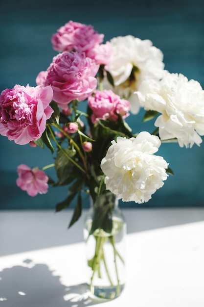 Blumenstrauß aus rosafarbenen natürlichen Pfingstrosen in einer Vase in Sonnenschein Frühlings- und Sommerblumen