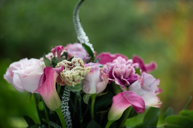 Blumenstrauß aus Rosen und Cala-Lilien