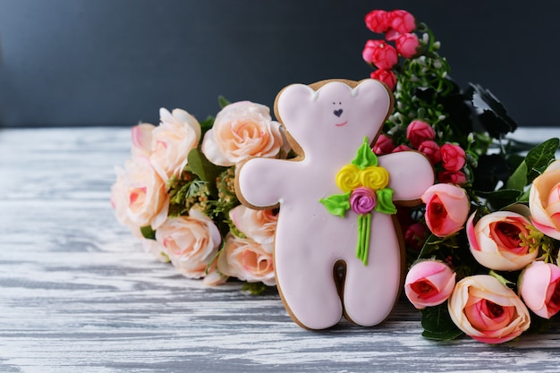 Blumenstrauß aus Rosen und Lavendel mit einem Teddybären